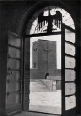 Das Reichsehrenmal Tannenberg - Blick aus dem Feldherrenturm zum Hindenburgturm. - Foto undatiert (um 1933 / 1934).