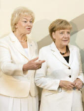 Tag der Heimat: Erika Steinbach, Angela Merkel: Ehrung für die Kanzlerin Foto: dpa