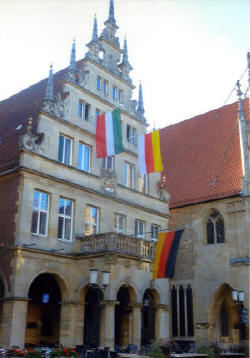 Fahnenschmuck am Rathaus in Mnster zum Tag der Heimat 2016.