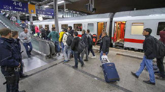 Rund 130 Flchtlinge erreichen Dsseldorf mit Zgen
