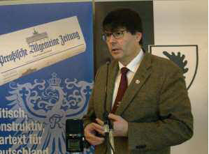Nahm sich Zeit fr die Fragen der Landsleute aus NRW; LO-Sprecher Stephan Grigat.