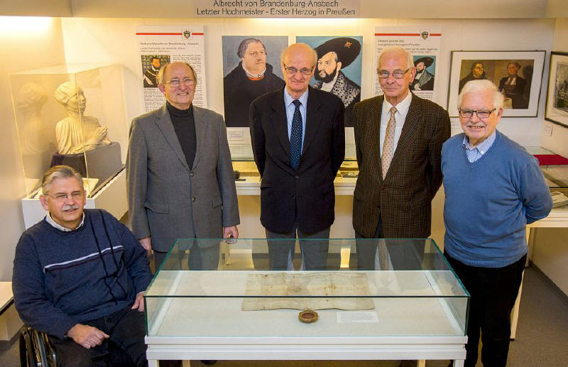 Lorenz Grimoni (Mitte) nimmt mit seinen Mitstreitern Viktor Napierski, Reinhard Trautwein, Wolfgang Richter-Reichhelm und Horst Warthun (v.l.) Abschied vom Museum Stadt Knigsberg.