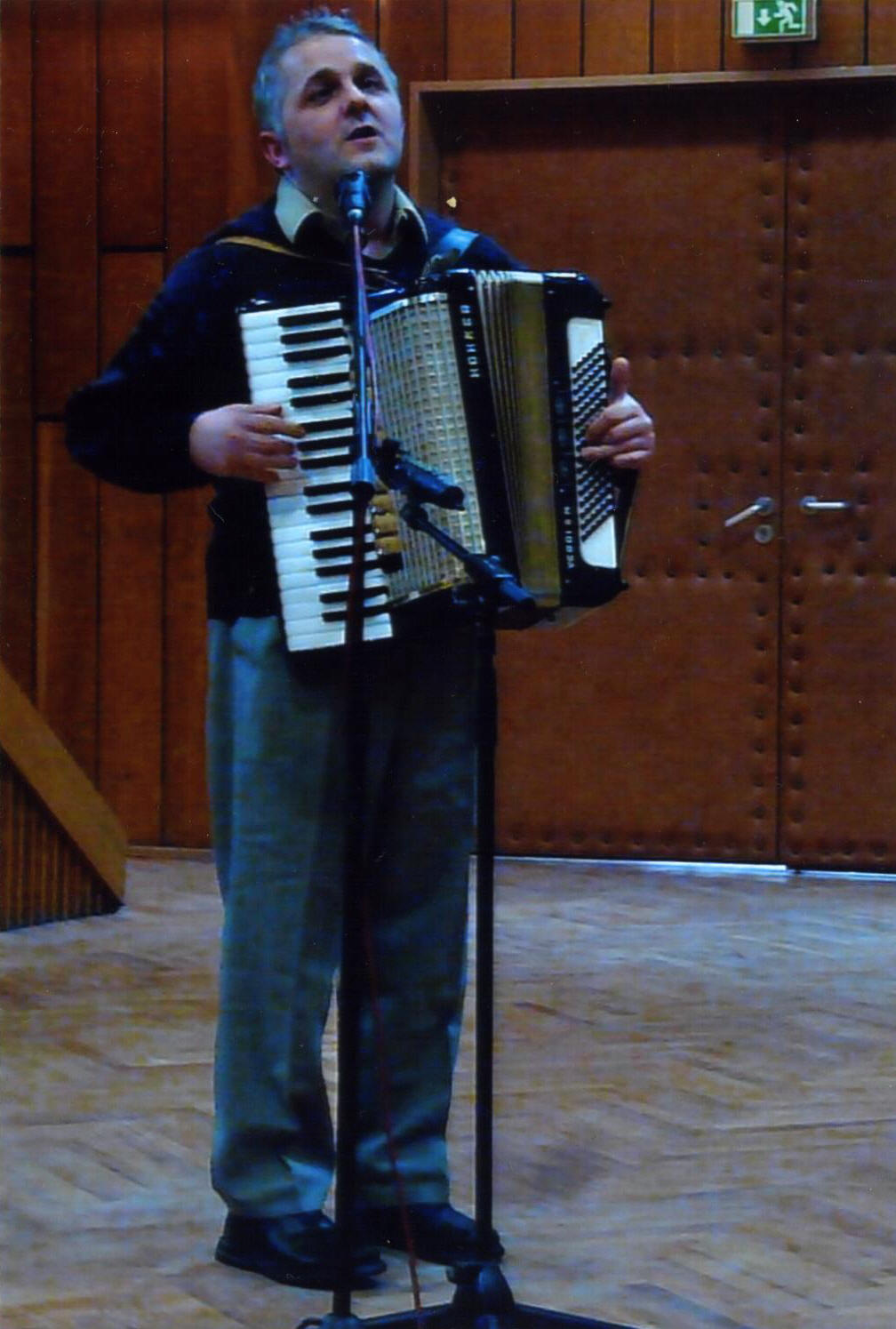 Raimund Slatina, seit frher  Kindheit blind,  spielt Akkordeon und singt deutsche Volks- und Heimatlieder.