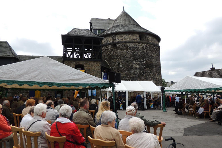 Die lteste Vertriebenengedenksttte der Bundesrepublik Deutschland ist der Batterieturm auf Schlo Burg, der alljhrlich Schauplatz des landsmannschaftlichen Treffens ist.